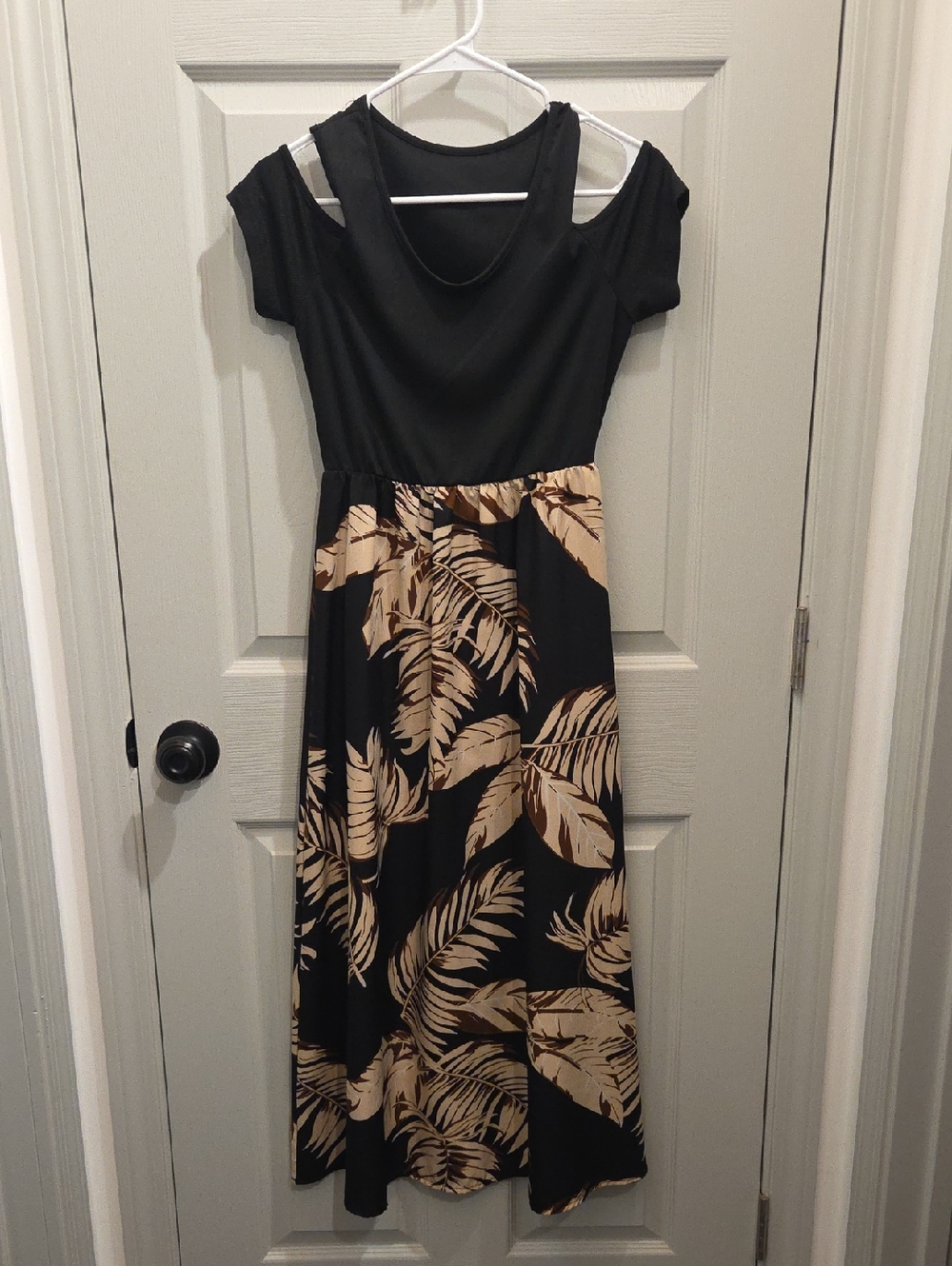 Black & Tan Leaf-Print Cold-Shoulder Maxi Dress